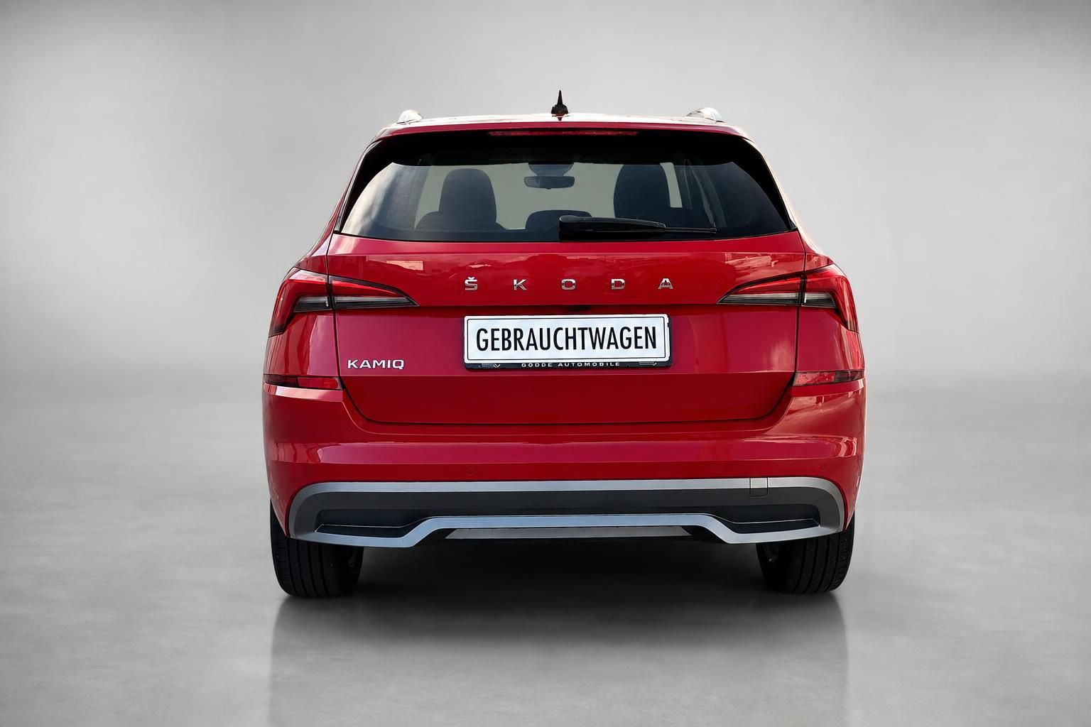 Skoda Kamiq in Rot, Heckansicht als Gebrauchtwagen im Studio