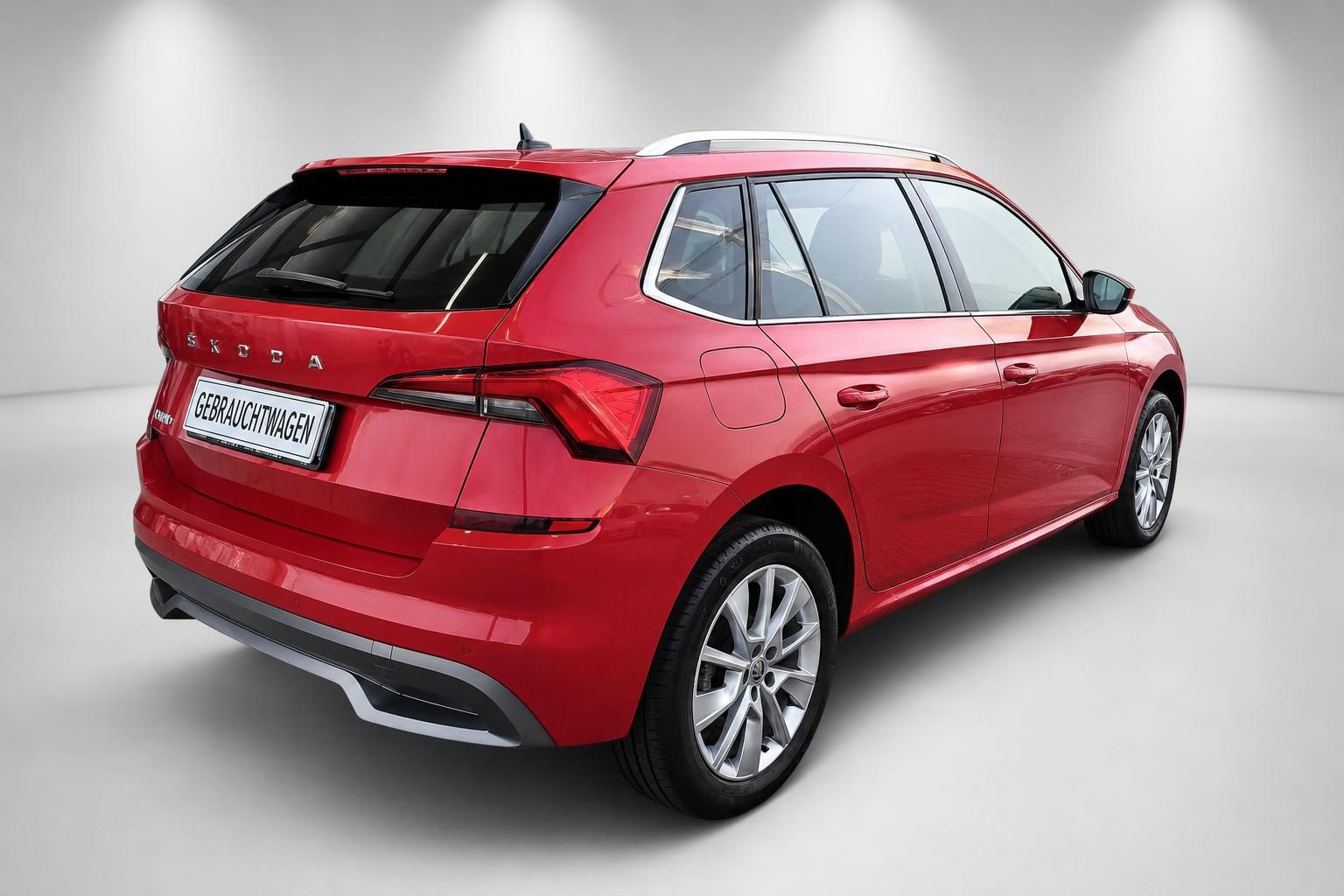 Roter Skoda Kamiq Gebrauchtwagen, Heck-Seitenansicht im Studio