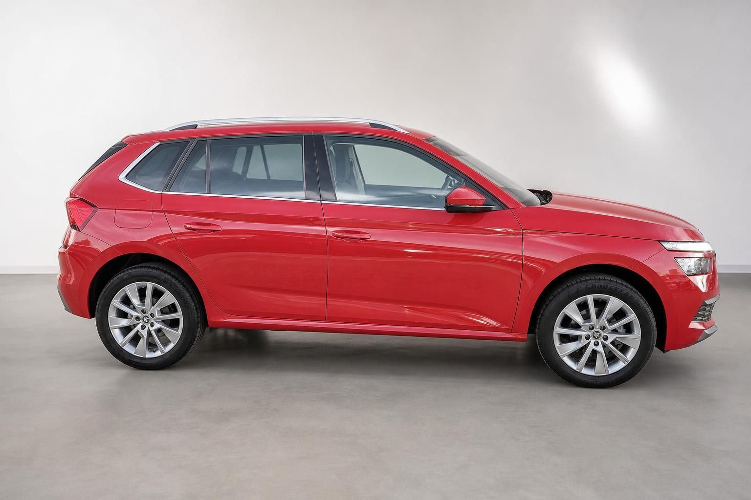 Skoda Kamiq in Rot, Seitenansicht des Gebrauchtwagens im Studio