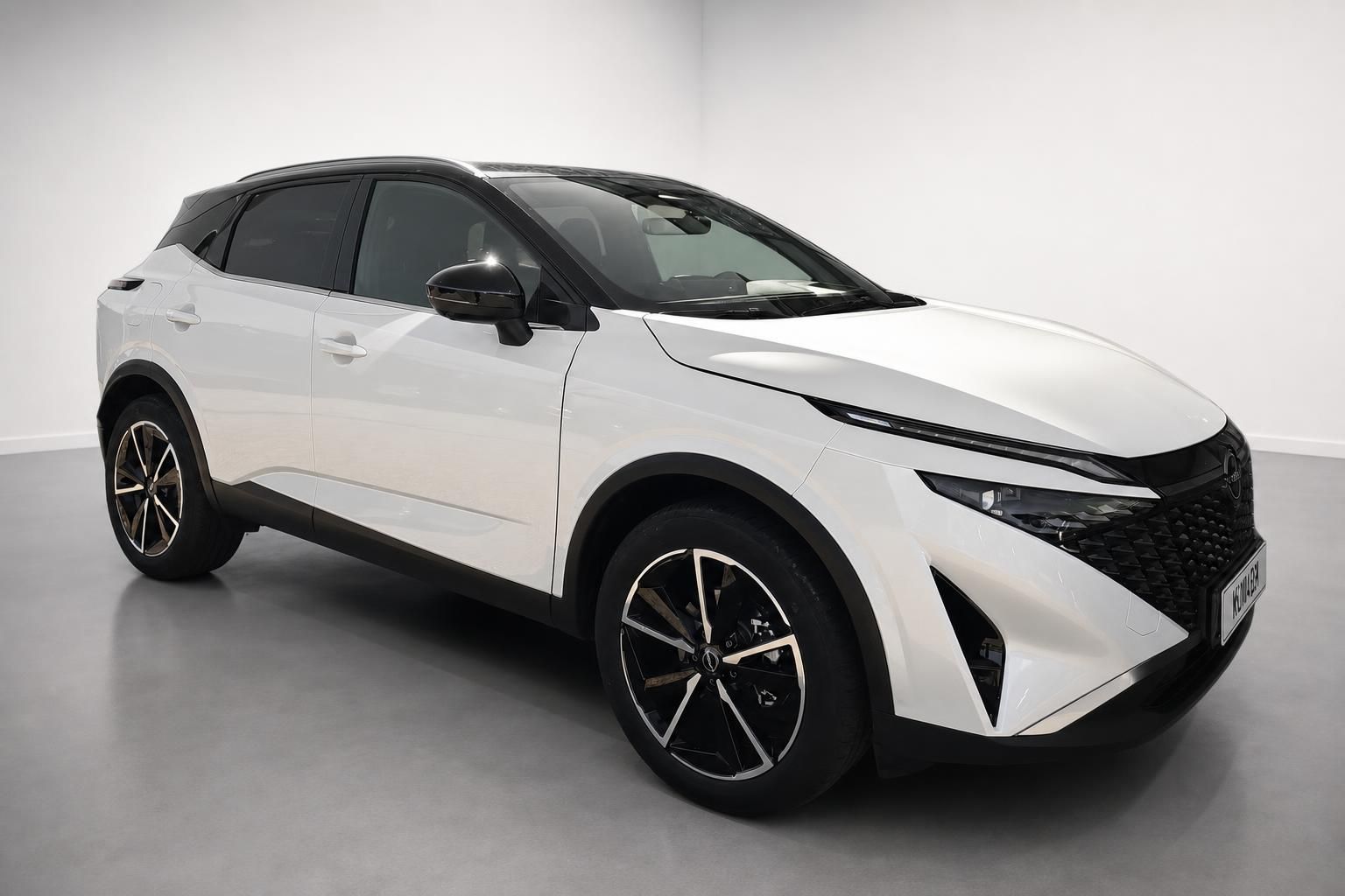 Nissan Qashqai weiß Frontansicht schräg im Studio