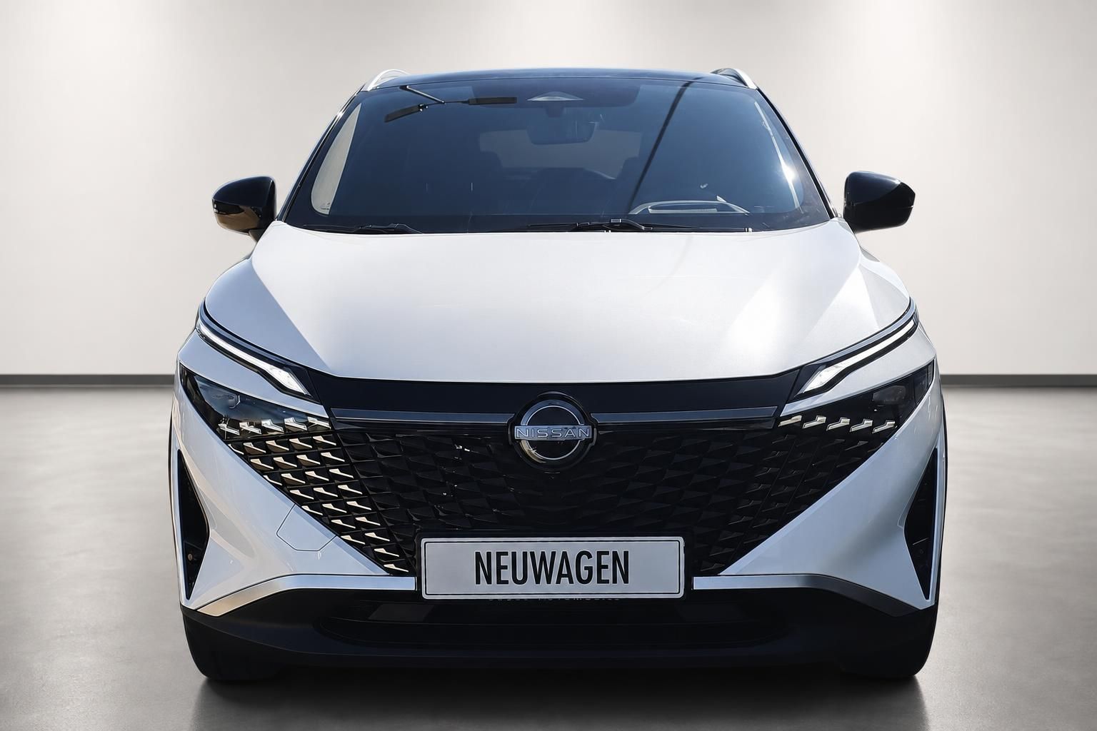 Nissan Neuwagen weiß Frontansicht mit Kühlergrill und LED-Scheinwerfern