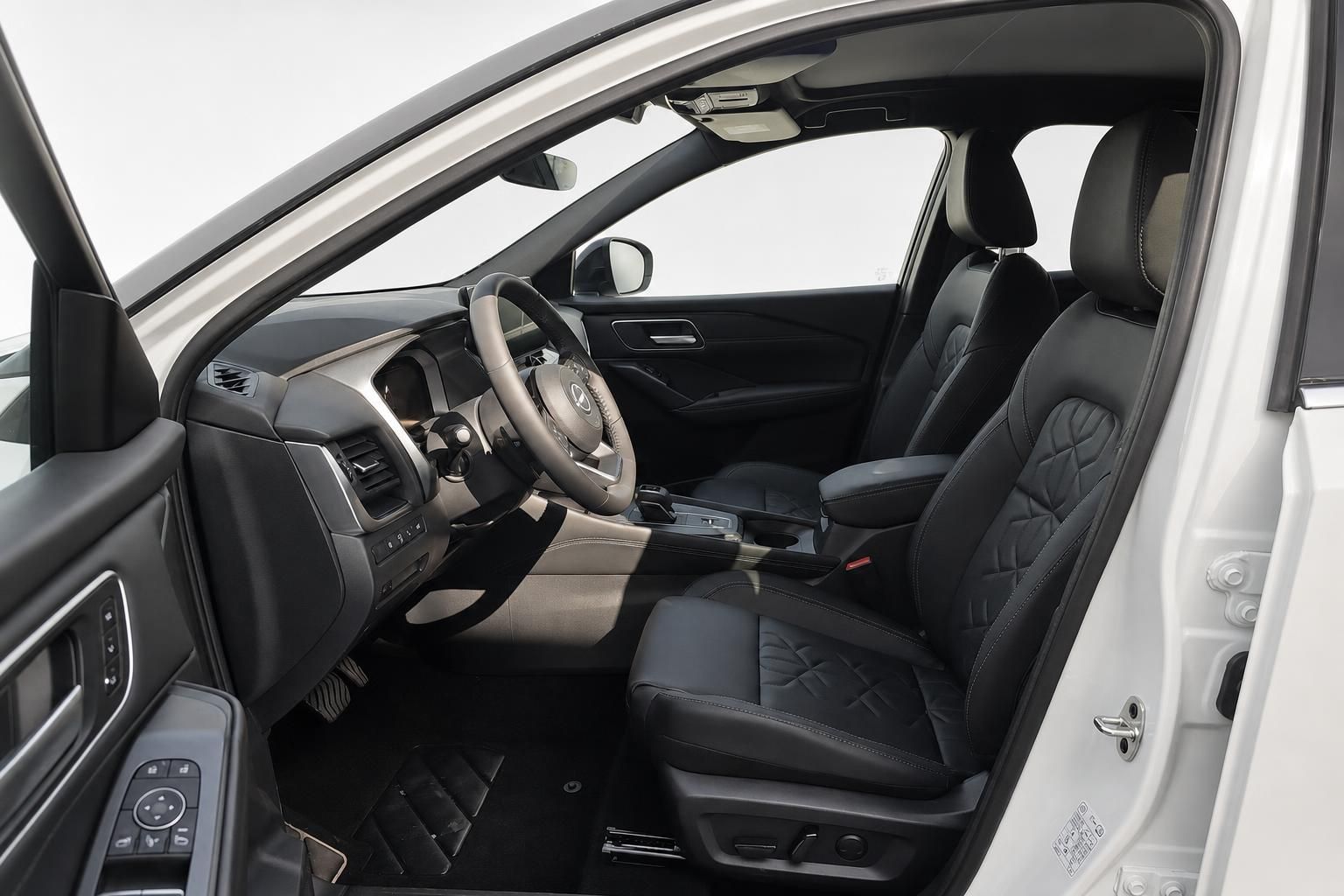 Nissan Innenraum Vordersitze schwarz Leder mit Blick auf Cockpit