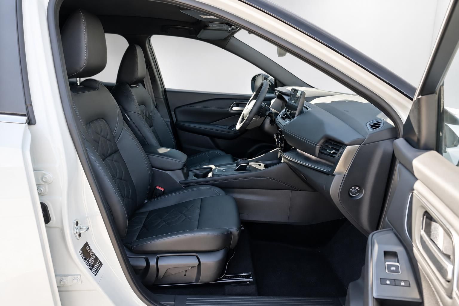 Nissan Fahrersitz und Armaturenbrett Innenraumansicht