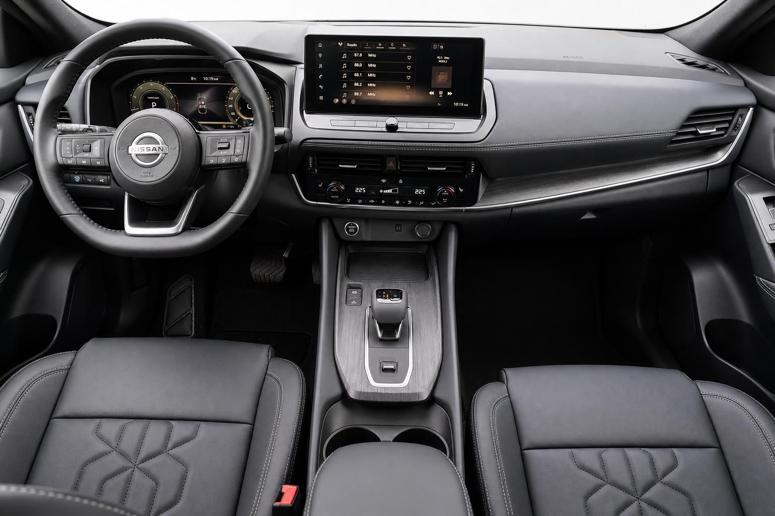 Nissan Cockpit mit Lenkrad, Touchscreen und Mittelkonsole im Detail