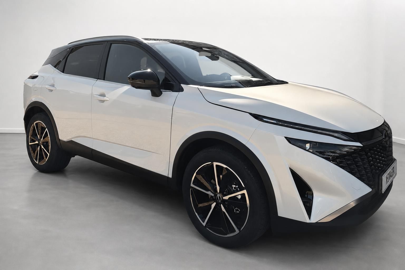 Nissan Qashqai weiß, Seitenansicht schräg vorne im Studio