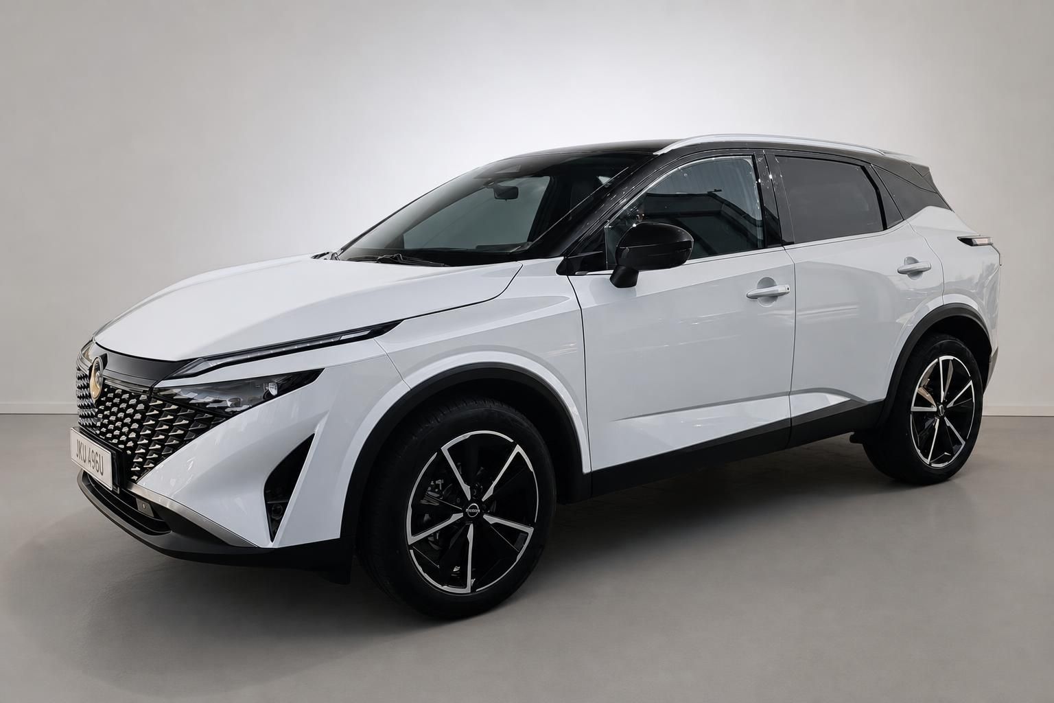 Nissan Qashqai weiß, Frontansicht schräg im Studio
