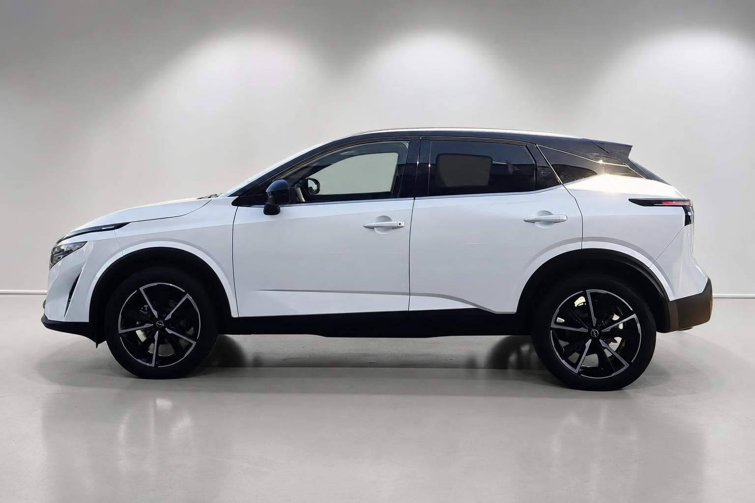 Nissan Qashqai weiß, seitliche Profilansicht im Studio