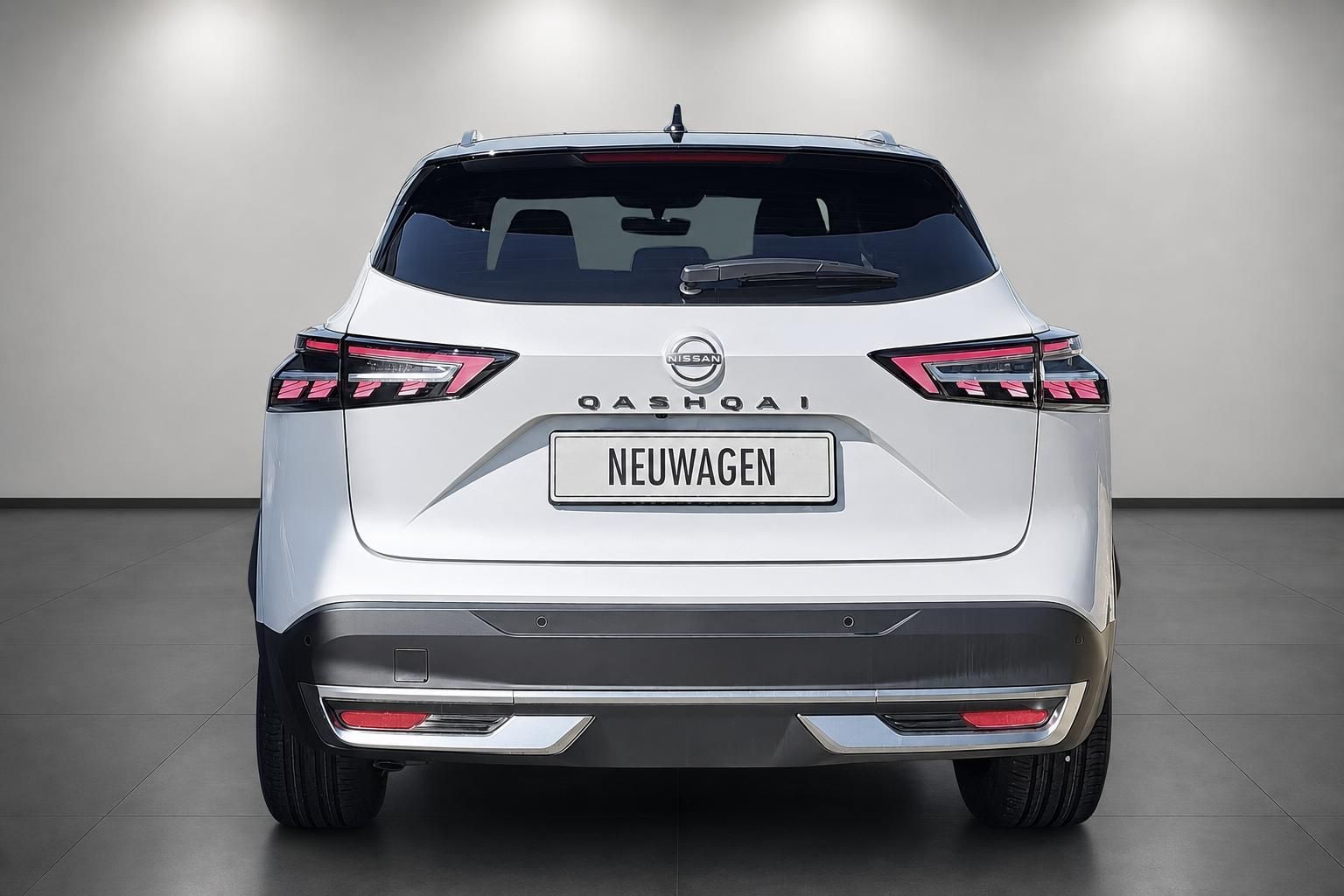 Nissan Qashqai weiß Heckansicht mit Rückleuchten im Studio