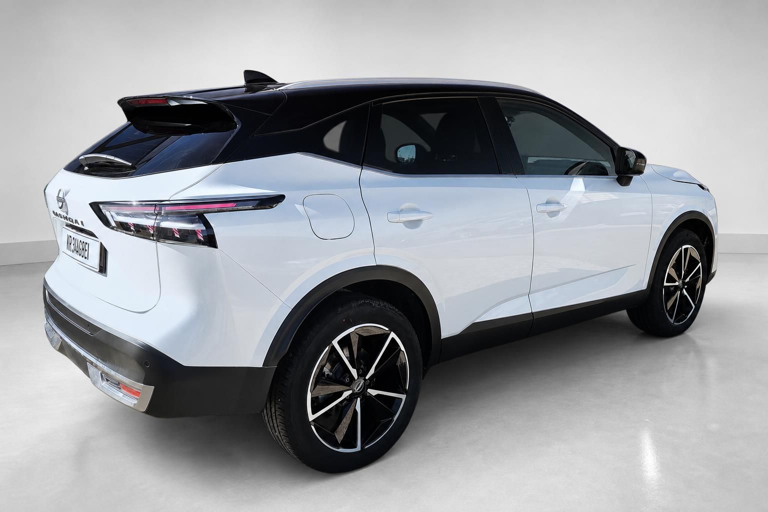 Nissan Qashqai weiß Heckansicht seitlich im Studio