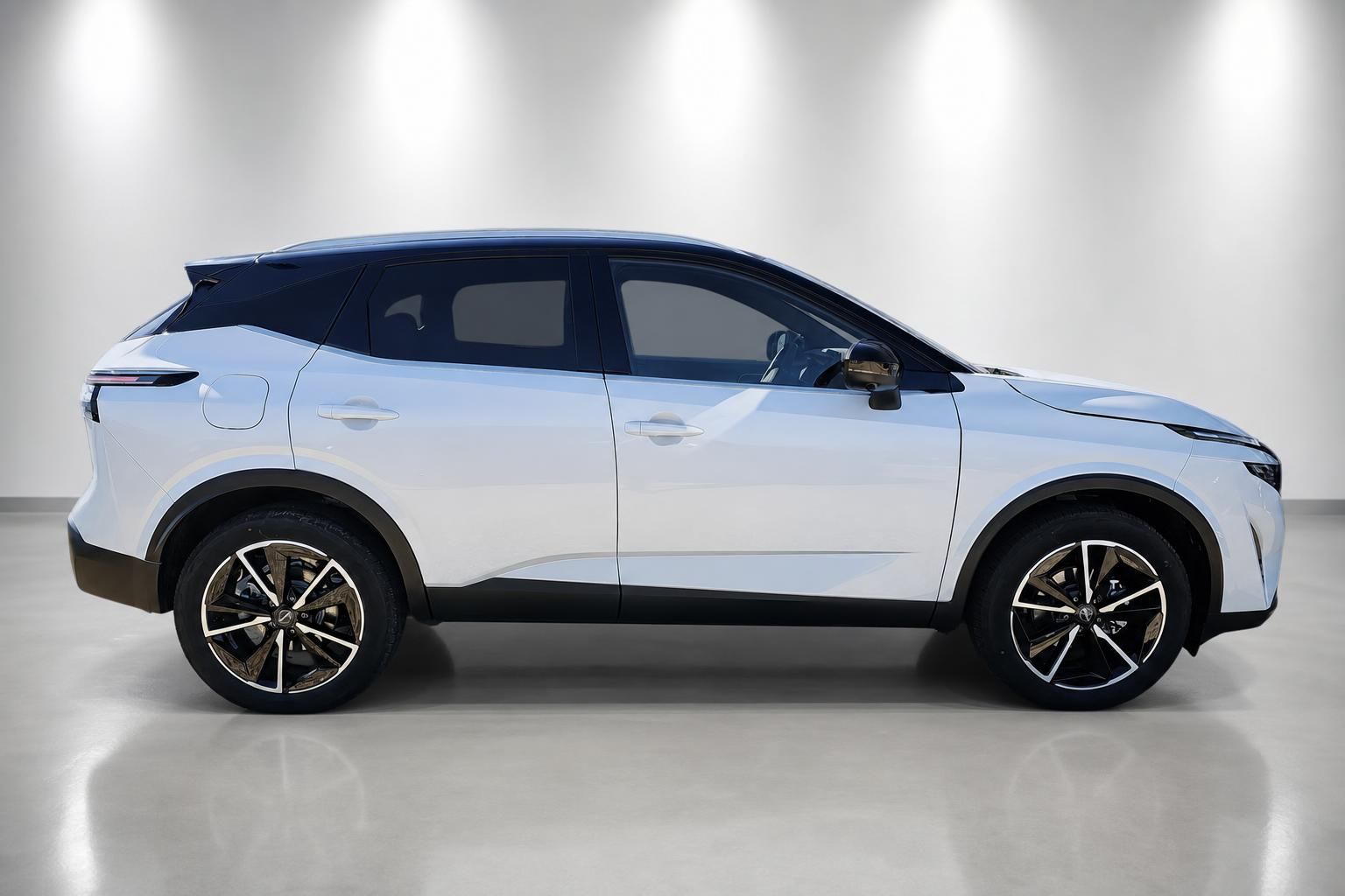 Nissan Qashqai weiß Seitenansicht Studioaufnahme