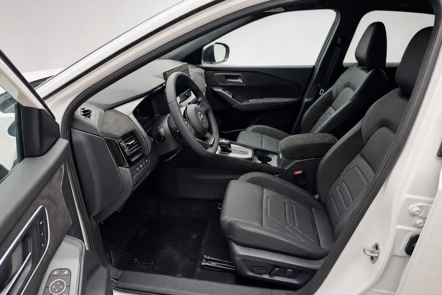 Nissan Innenraum mit schwarzen Lederbezügen, Blick auf Fahrersitz