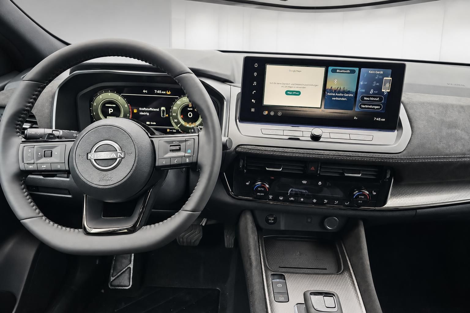 Nissan Cockpit mit Lenkrad und digitalem Infotainment-Display