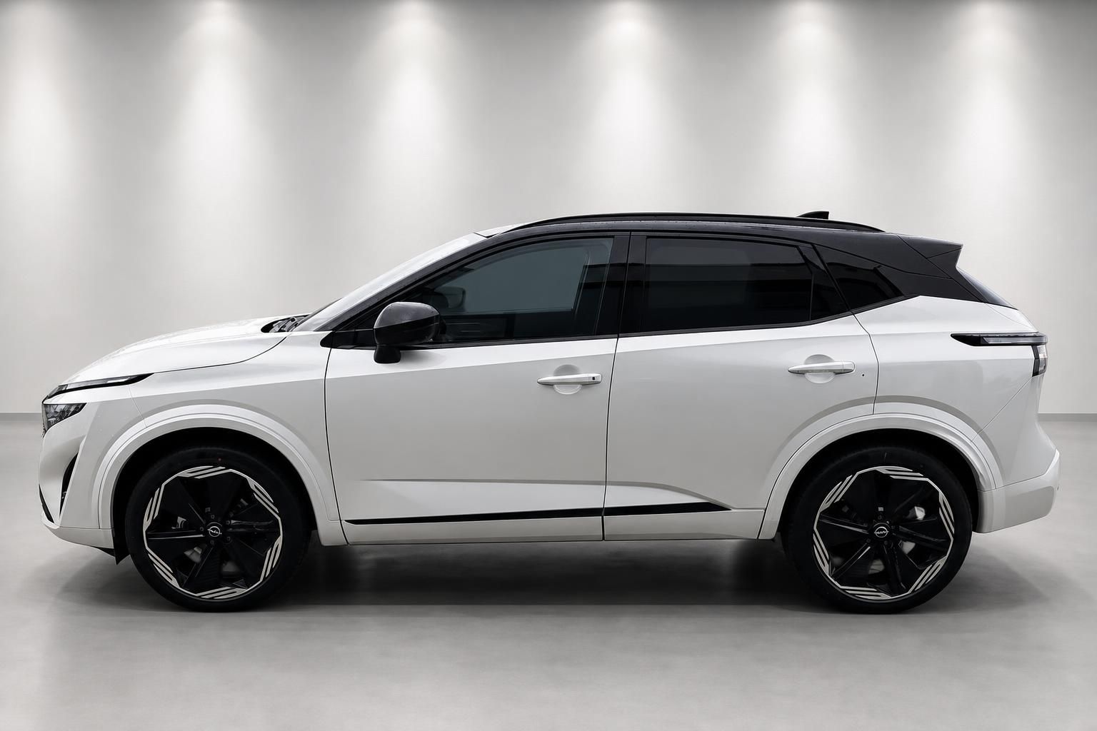 Nissan Qashqai weiß Neuwagen Seitenansicht im Studio