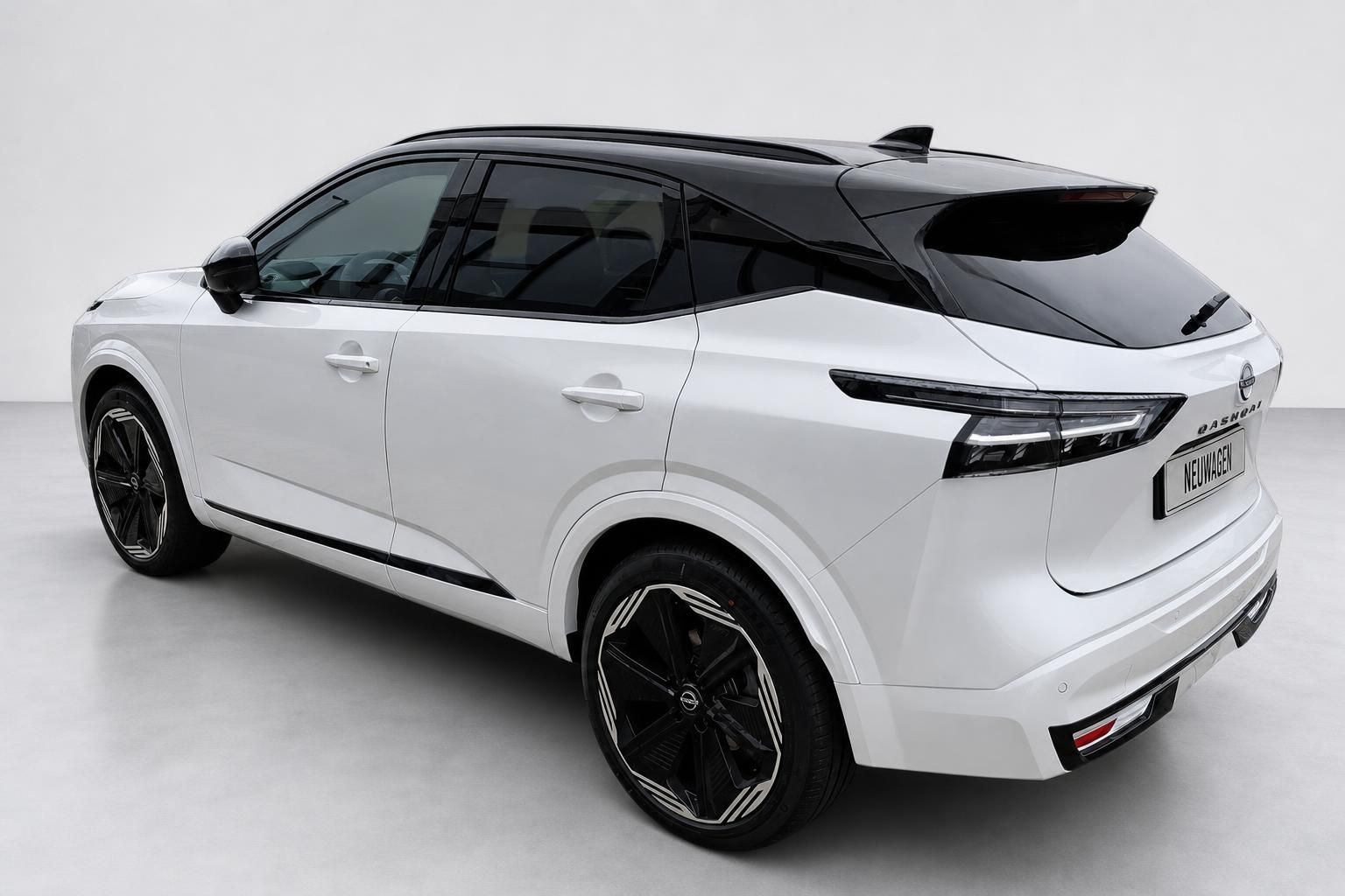 Nissan Qashqai weiß Neuwagen Heckansicht schräg von hinten