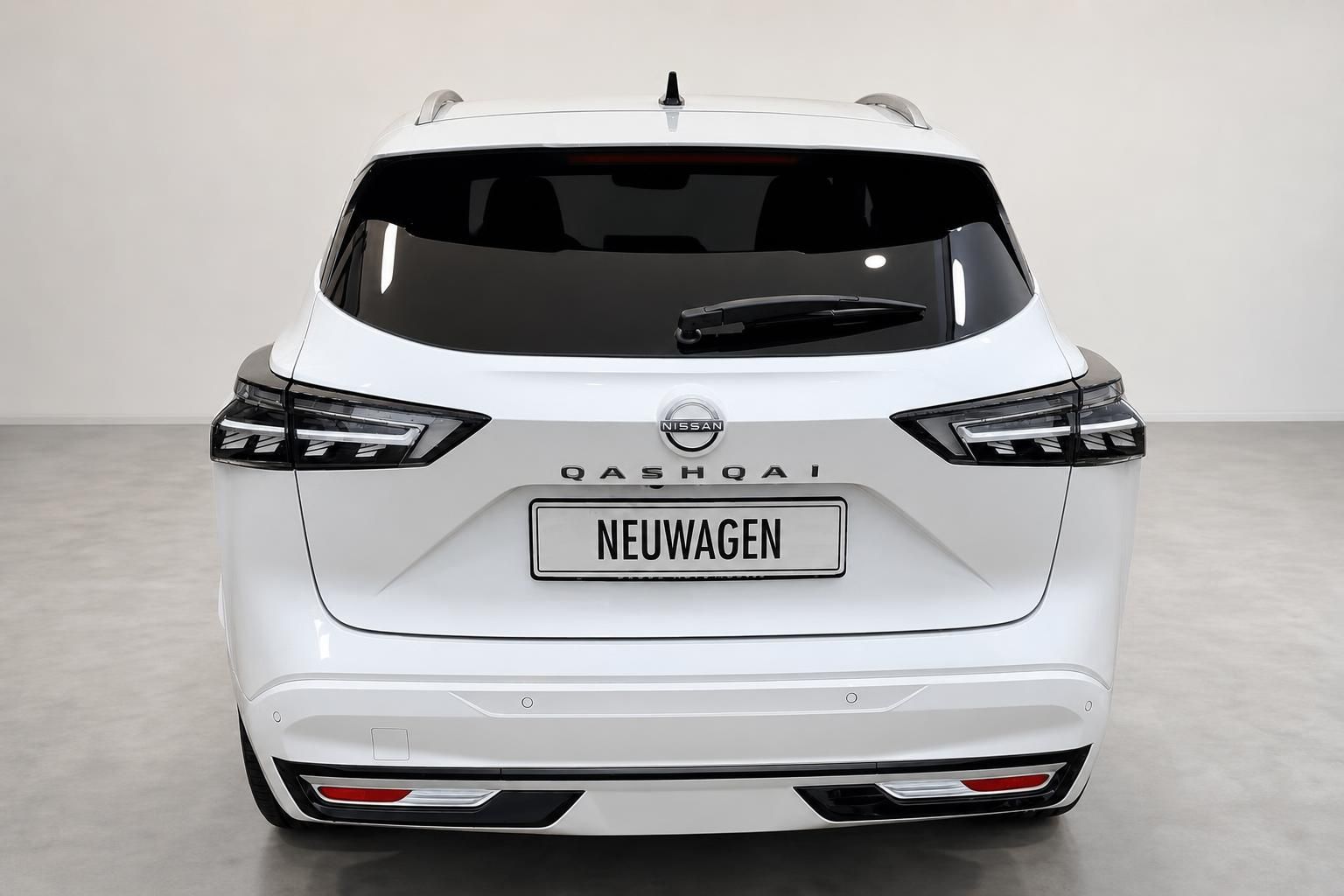 Nissan Qashqai weiß Neuwagen Heckansicht mit Rücklichtern