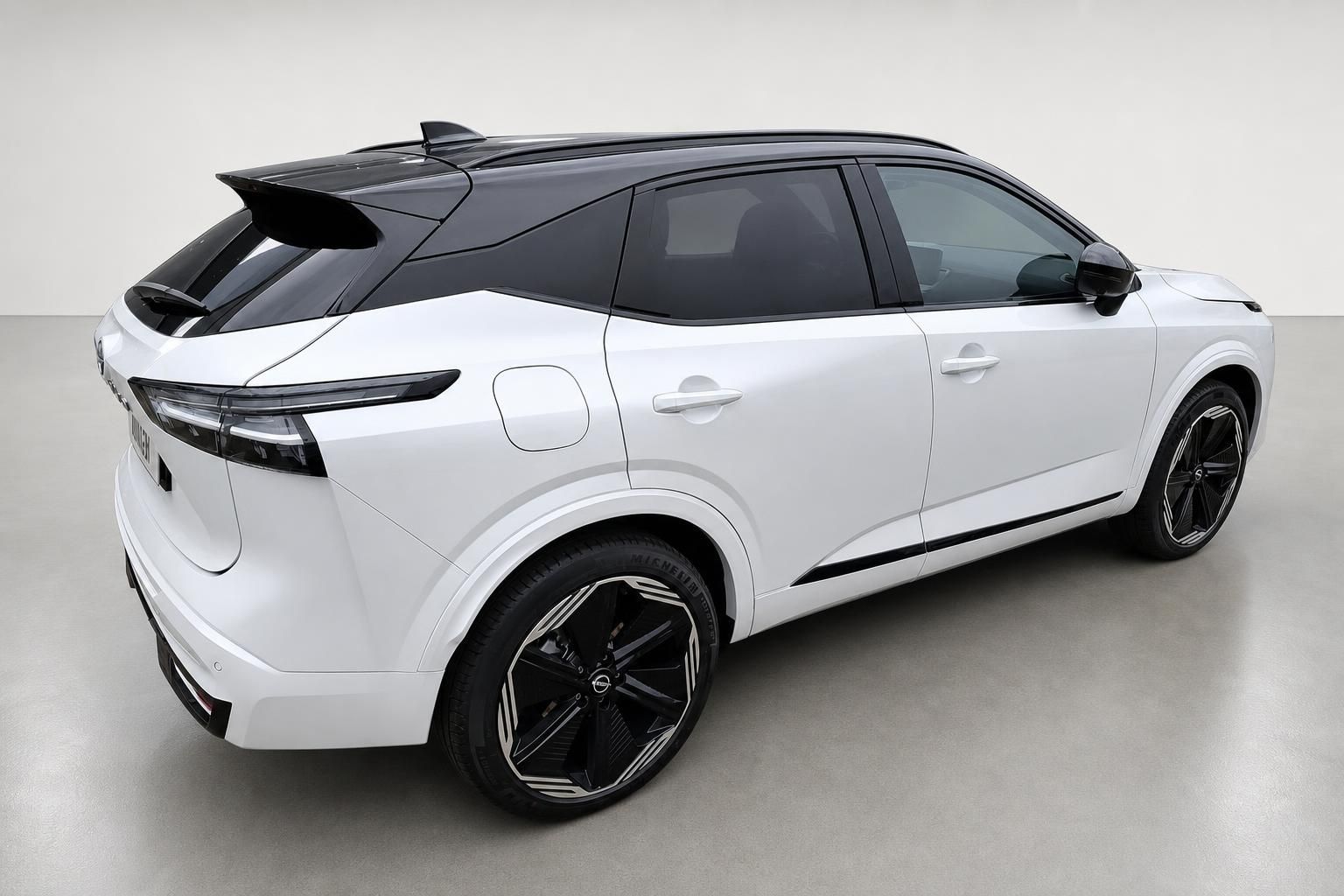 Nissan Qashqai weiß, Heckansicht mit Zweifarb-Dach im Studio
