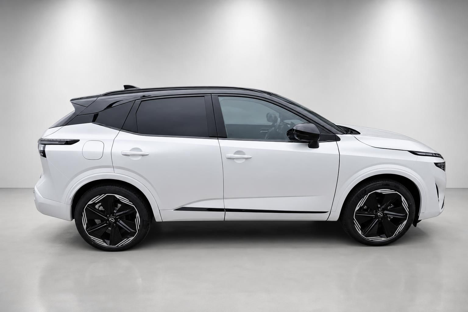 Nissan Qashqai weiß, Seitenansicht mit schwarzem Kontrastdach