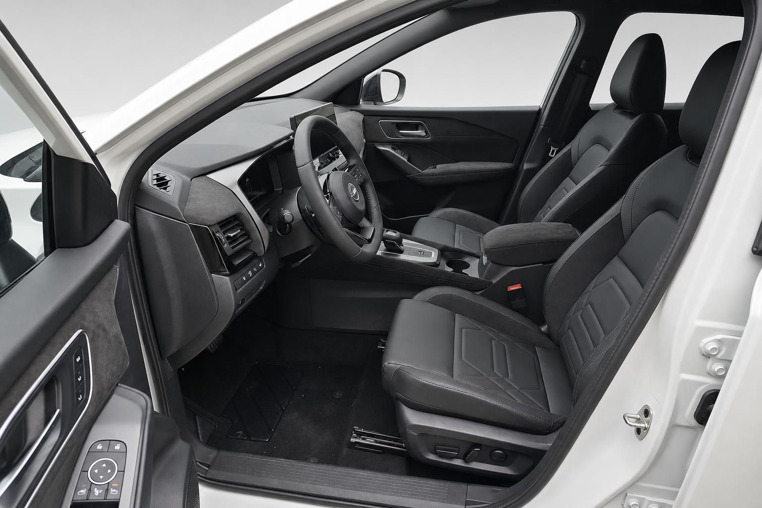 Nissan Innenraum mit schwarzen Sitzen und modernem Cockpit