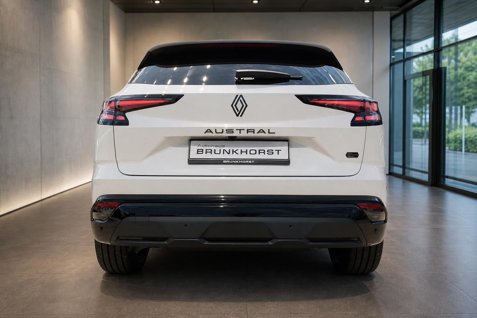Renault Austral weiss, Heckansicht mit Ruecklichtern im Autohaus