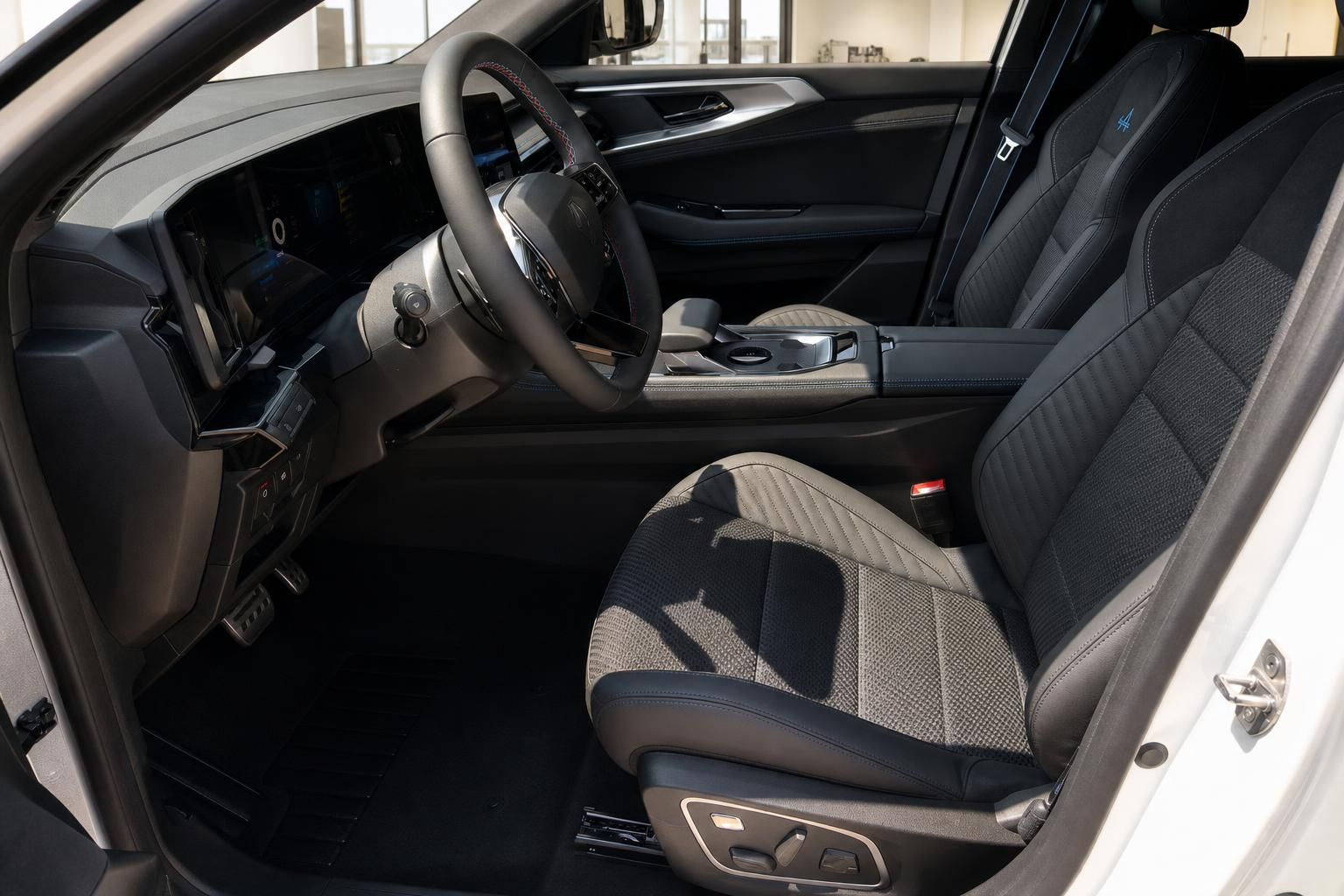 Renault Innenraum mit Ledersitzen und Armaturenbrett im Detail