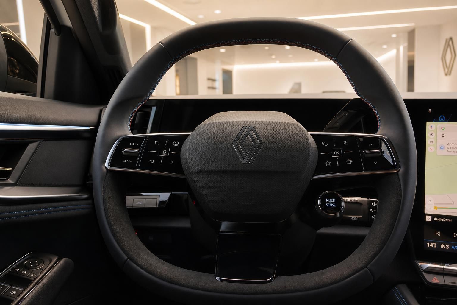 Renault Lenkrad mit Multifunktionstasten und Bedienelementen im Detail