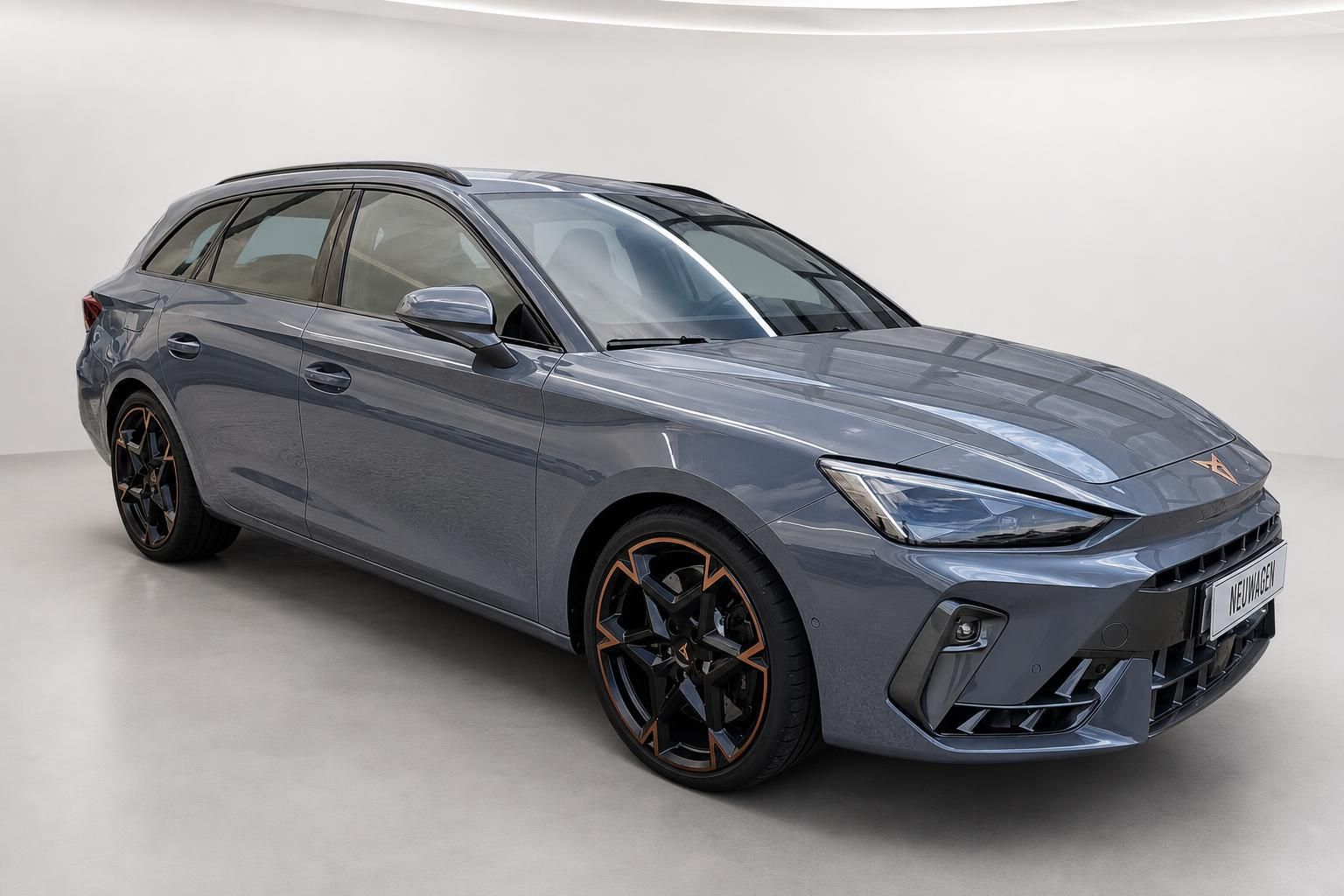 Cupra Leon Kombi grau Frontansicht seitlich Neuwagen