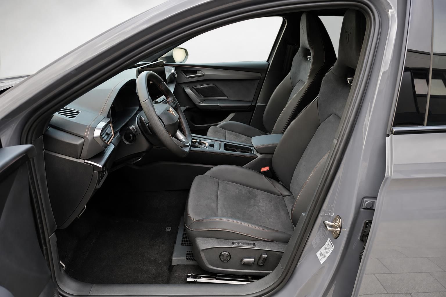 Cupra Innenraum mit Sportsitzen in Schwarz und geoeffneter Fahrertuer