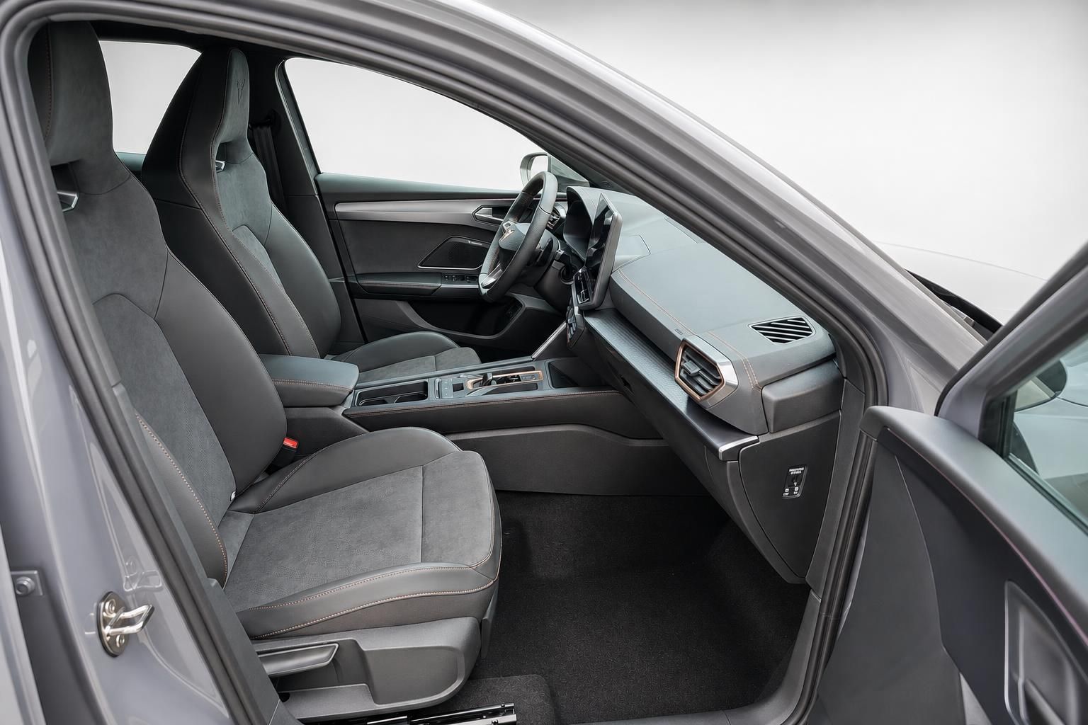 Cupra Cockpit Ansicht mit Sportsitzen und Armaturenbrett durch Fahrertuer