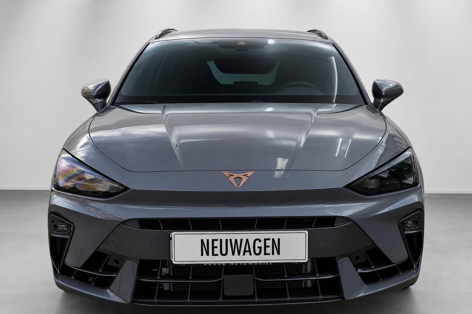 Cupra Kombi grau, Frontansicht mit Kennzeichen Neuwagen im Fotostudio