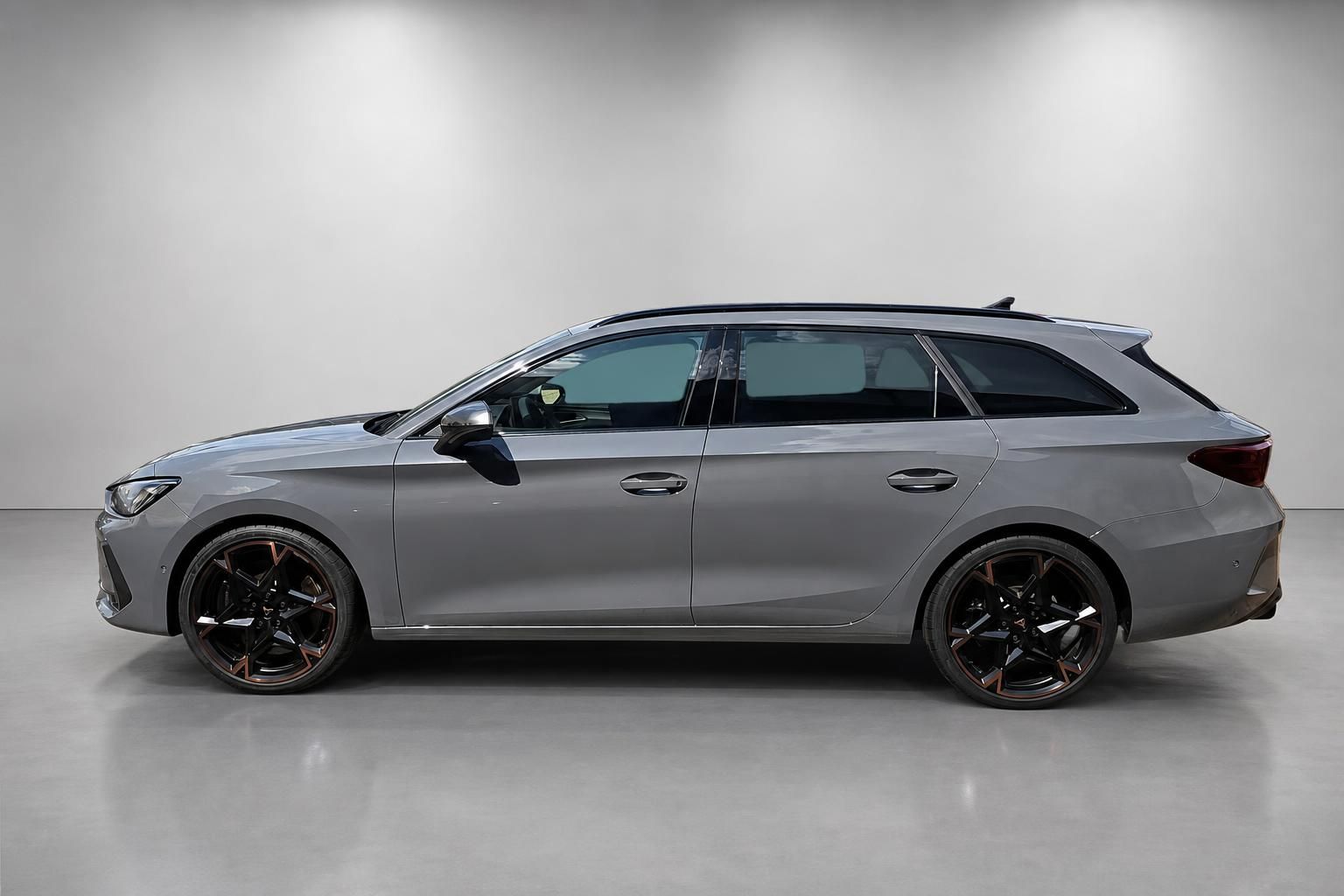 Cupra Kombi in Grau, Seitenansicht mit Alufelgen im Fotostudio