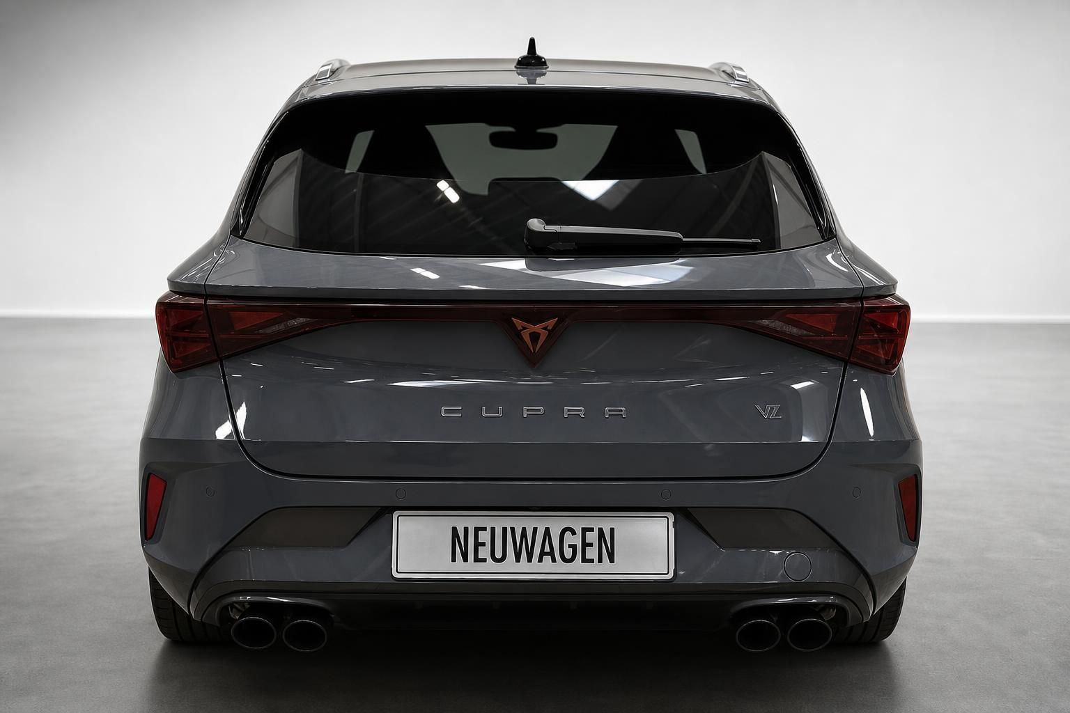Cupra Leon Kombi grau Heckansicht Studio Neuwagen