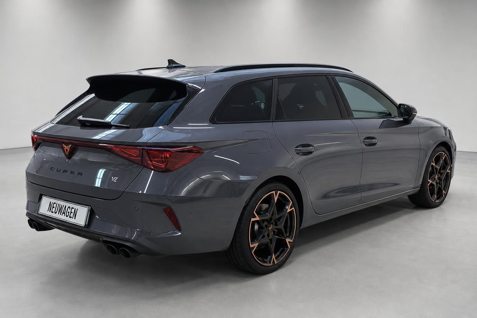 Cupra Leon Kombi grau Heck seitlich Neuwagen Studio