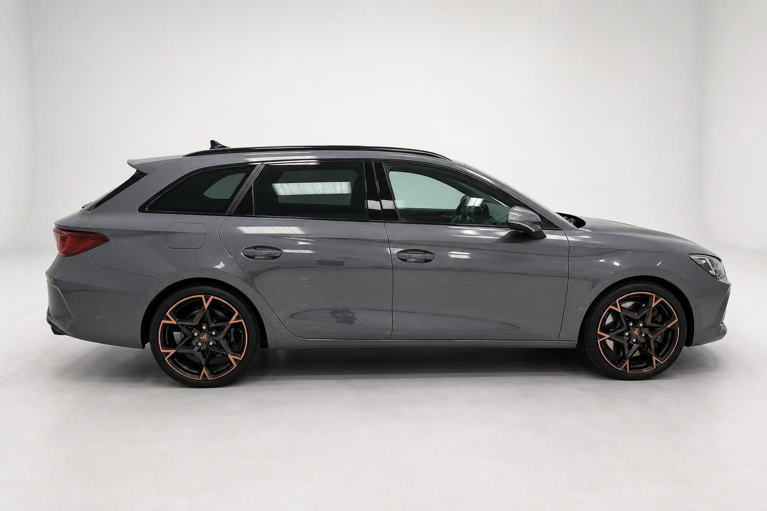 Cupra Leon Kombi grau Seitenansicht Neuwagen Studio