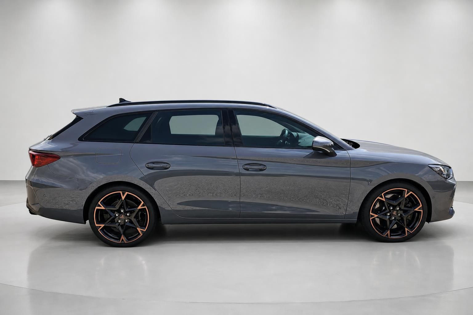 Cupra Leon Kombi grau Profilansicht Neuwagen Studio