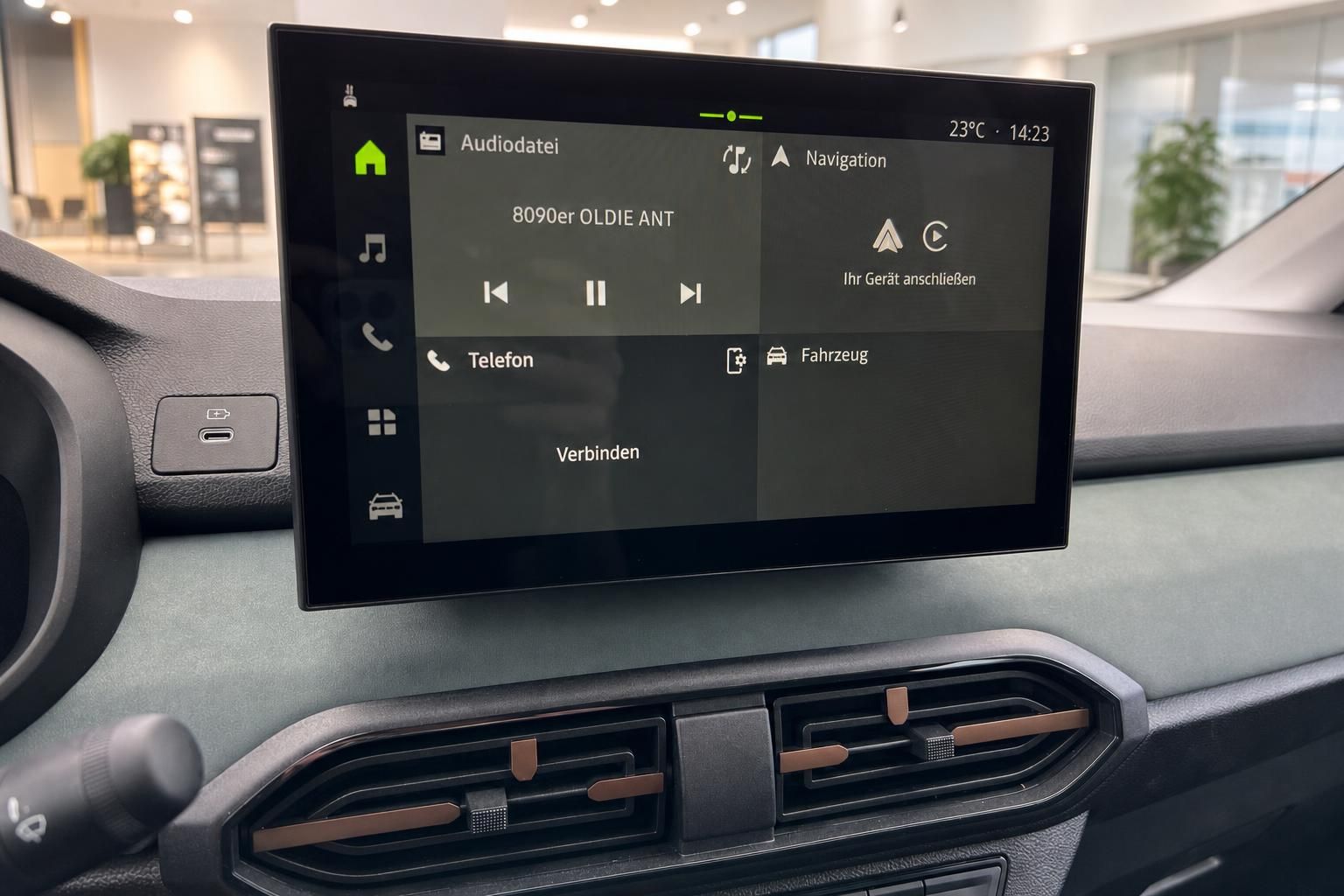 Touchscreen-Infotainmentsystem mit Audioplayer, Navigation und Fahrzeugeinstellungen