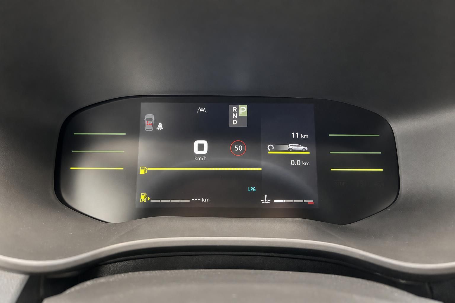 Digitales Kombiinstrument mit Tachoanzeige, Navigationsanzeige und Fahrzeuginformationen