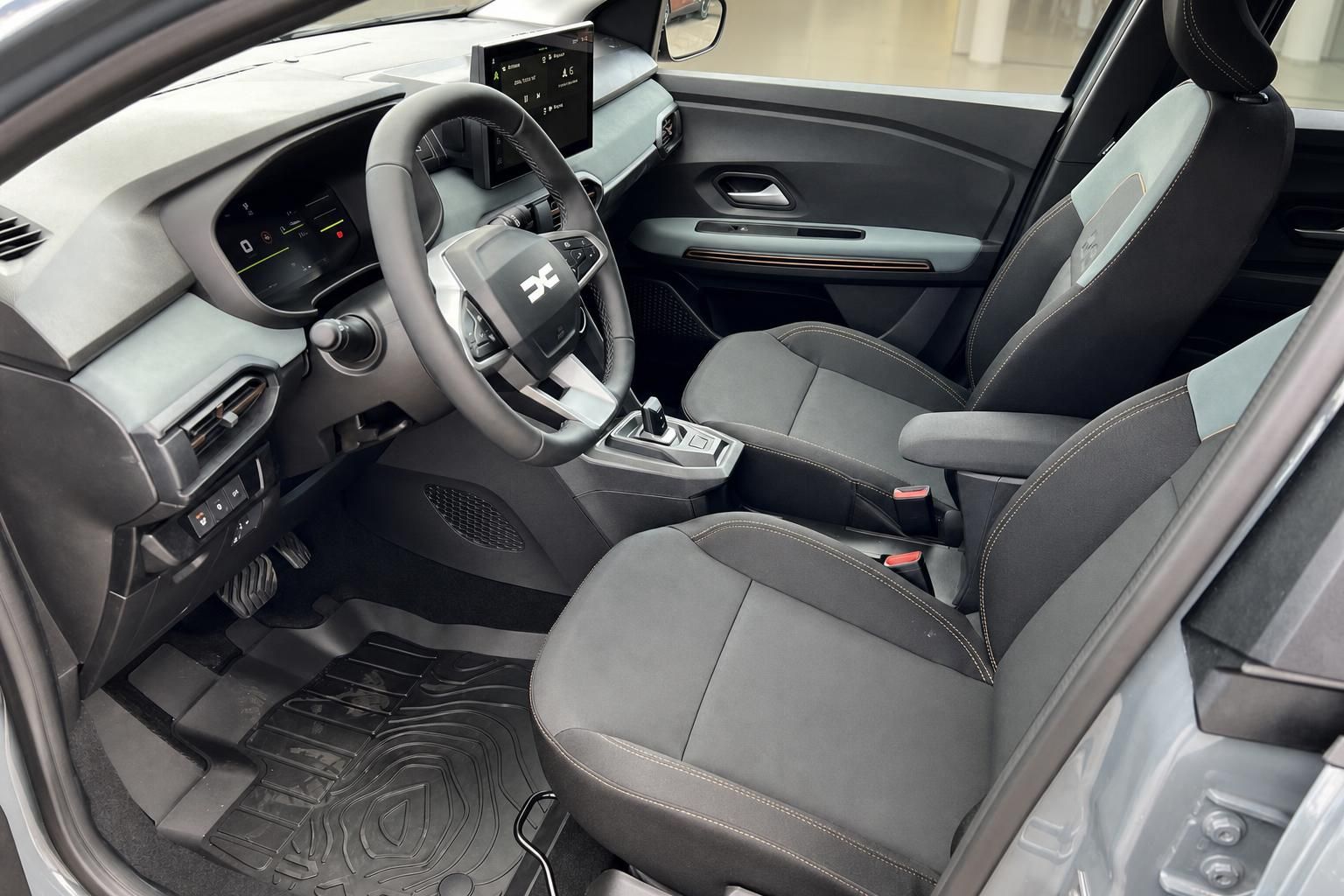 Dacia Jogger Innenraum - Cockpit mit Touchscreen, Lenkrad und Fahrersitz