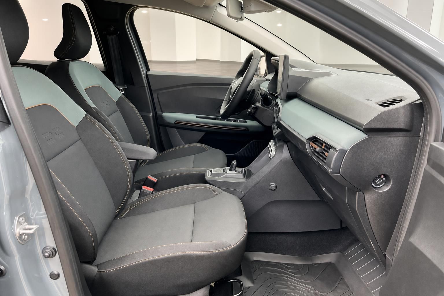 Dacia Jogger Innenraum - Beifahrerbereich mit Sitzen und Armaturenbrett