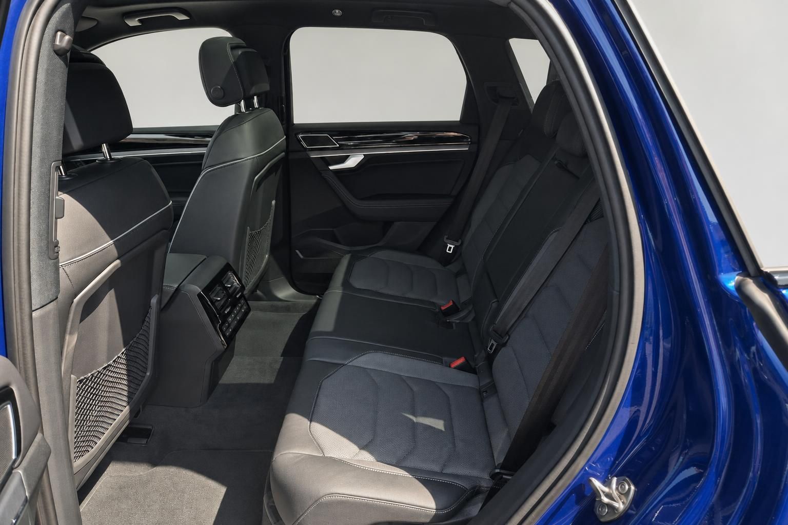 VW Touareg Innenraum Rücksitze mit schwarzem Leder und Klimabedienung