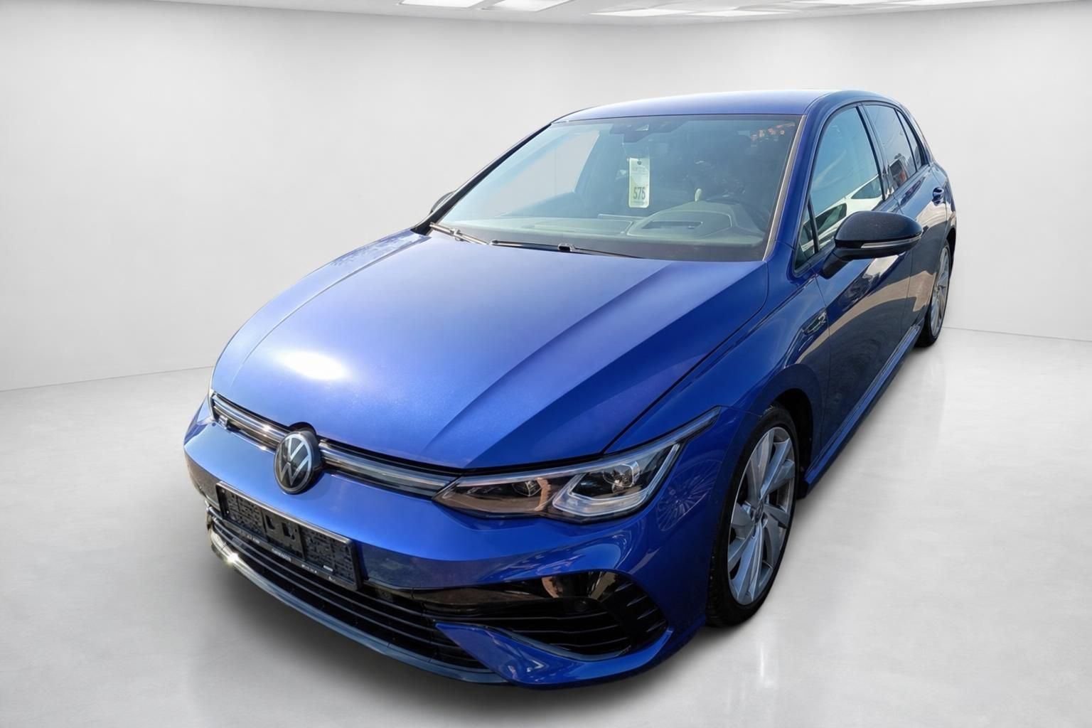 VW Golf R blau Frontansicht Studio Nahaufnahme
