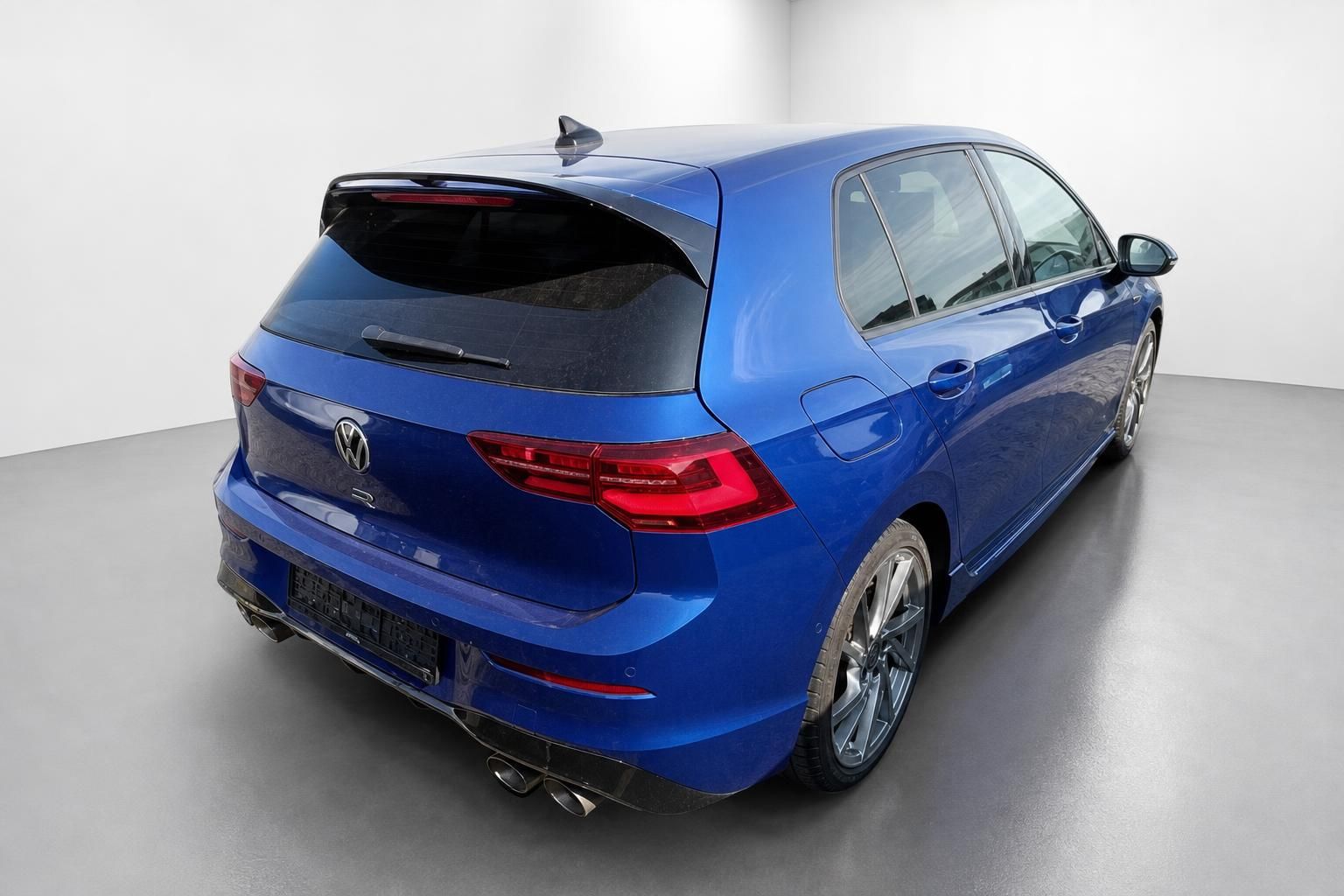 VW Golf R blau Heckansicht mit Spoiler und Felgen