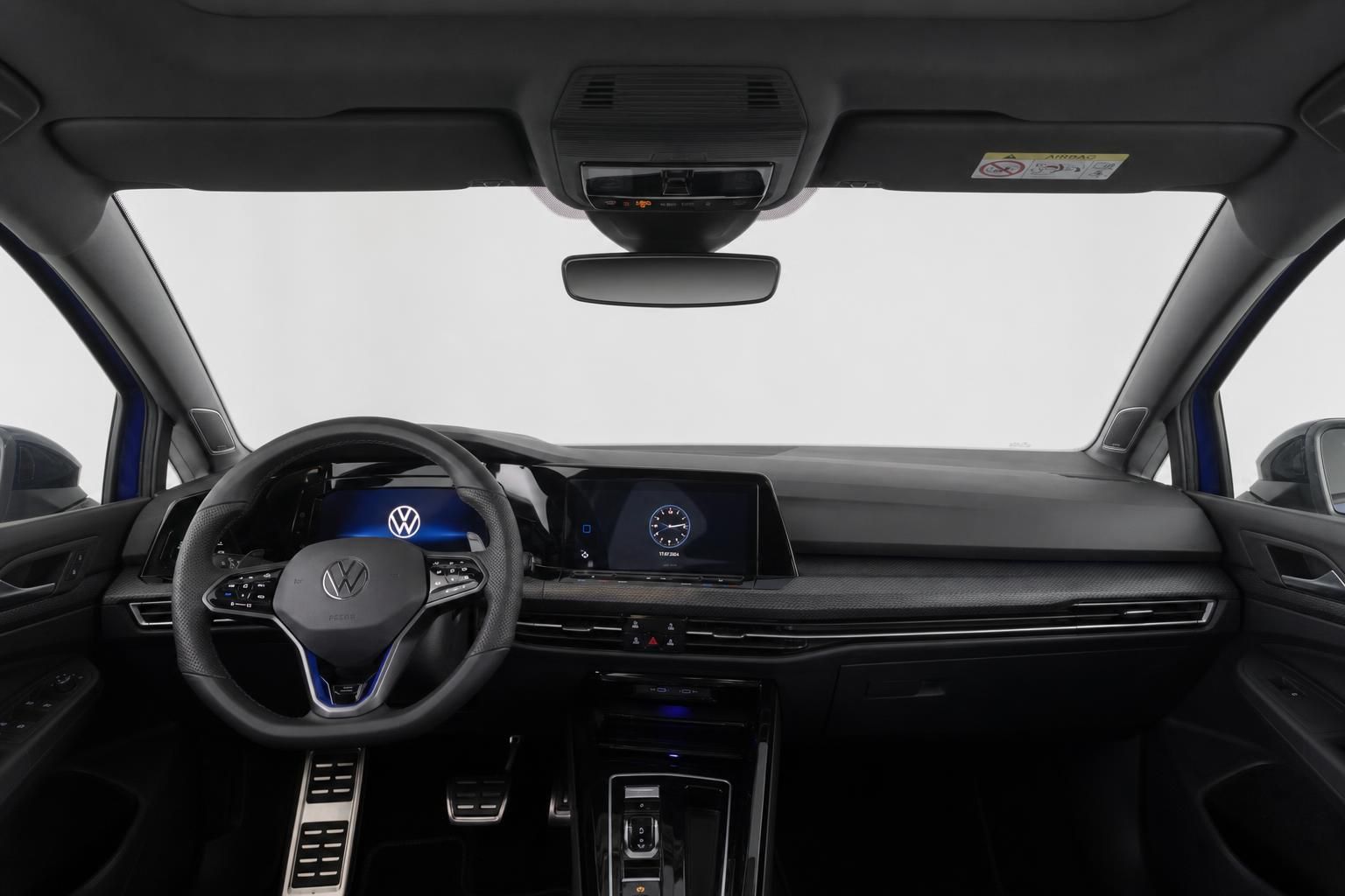 VW Golf R Innenraum Cockpit mit Lenkrad und Display