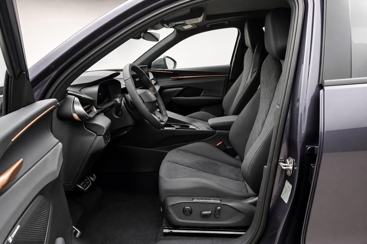 Cupra Terramar Innenraum mit Sportsitzen und Cockpit