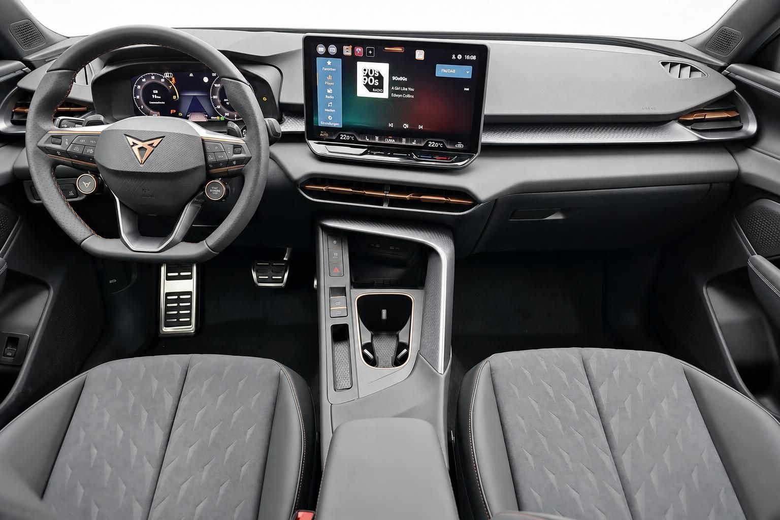 Cockpit mit Lenkrad und Infotainment-Display im Fahrzeuginnenraum