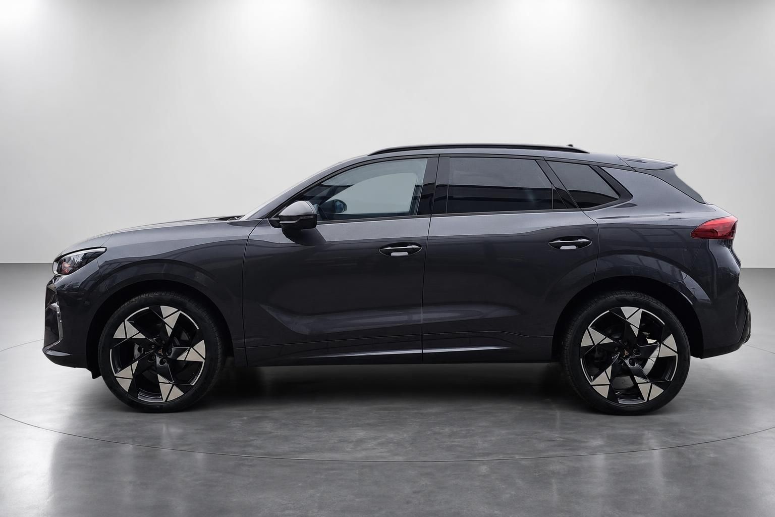 Cupra SUV in Grau, Seitenansicht im Fotostudio