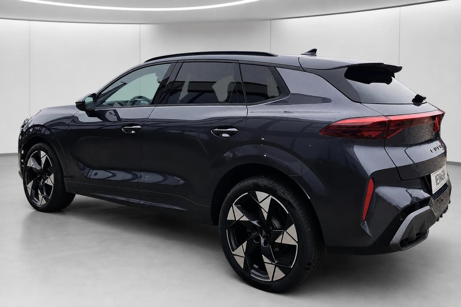 Cupra SUV in Schwarz, Heckansicht schraeg im Studio