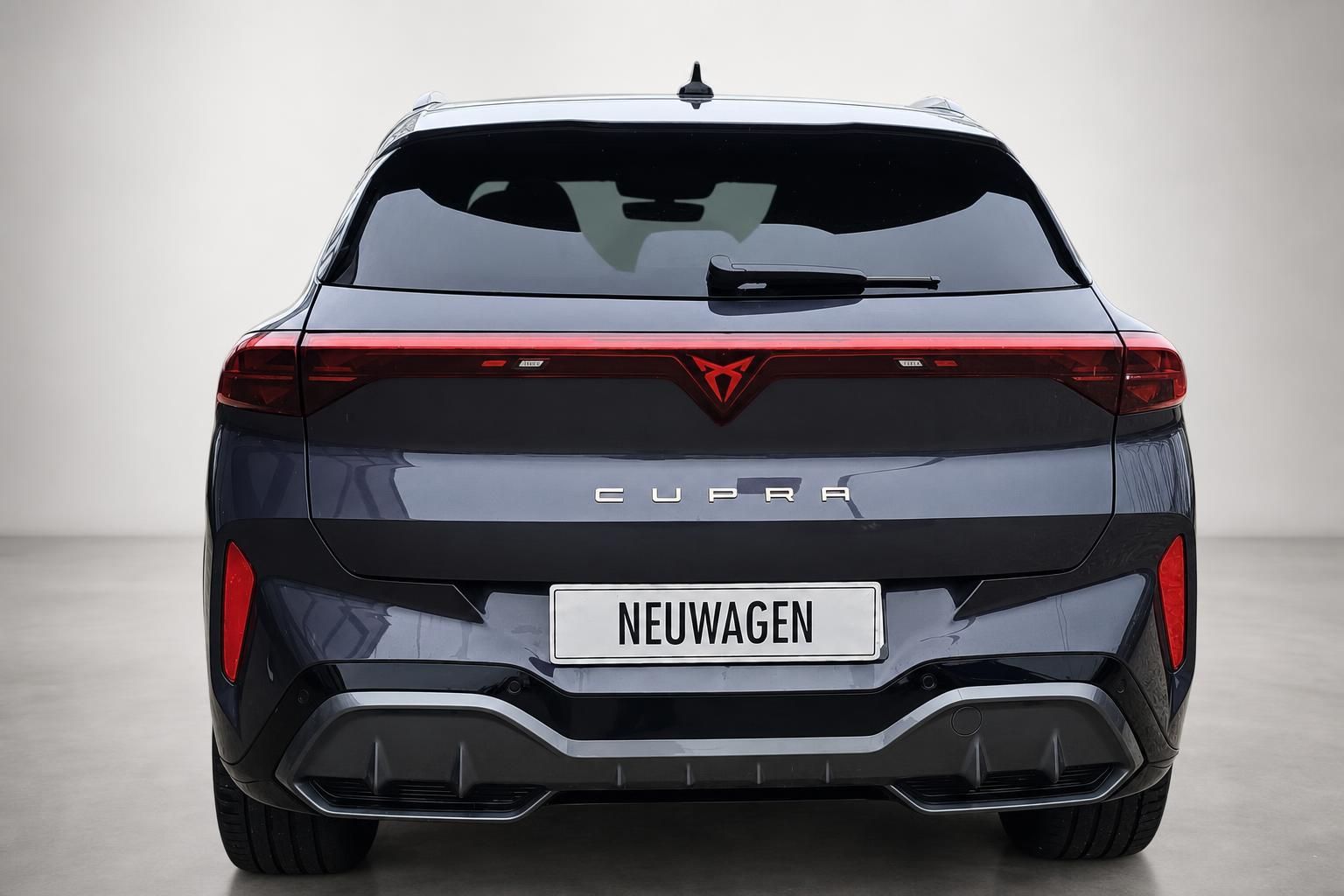 Cupra Terramar Heckansicht mit LED-Rückleuchten und Kennzeichenhalter