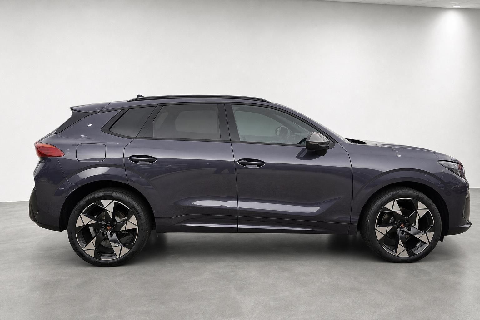 Cupra Terramar in Grau, Seitenansicht im Studio