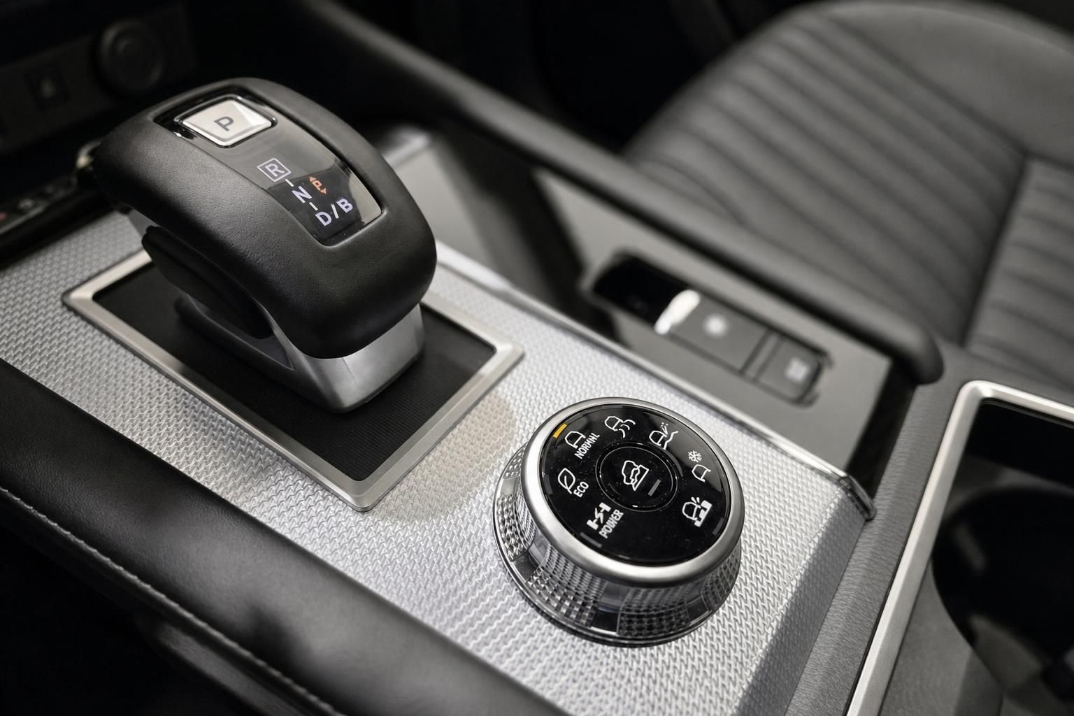 Mittelkonsole mit Automatik-Schalthebel und Fahrmodusregler im Fahrzeug