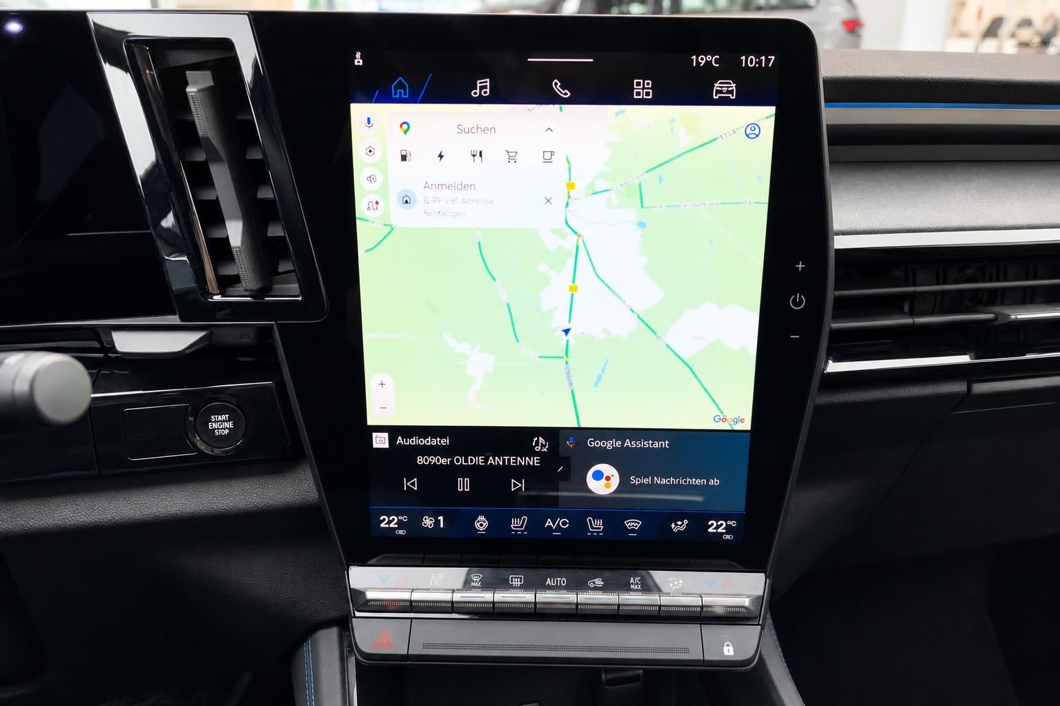 Touchscreen-Infotainmentsystem mit Navigationskarte und Klimasteuerung im Auto-Cockpit